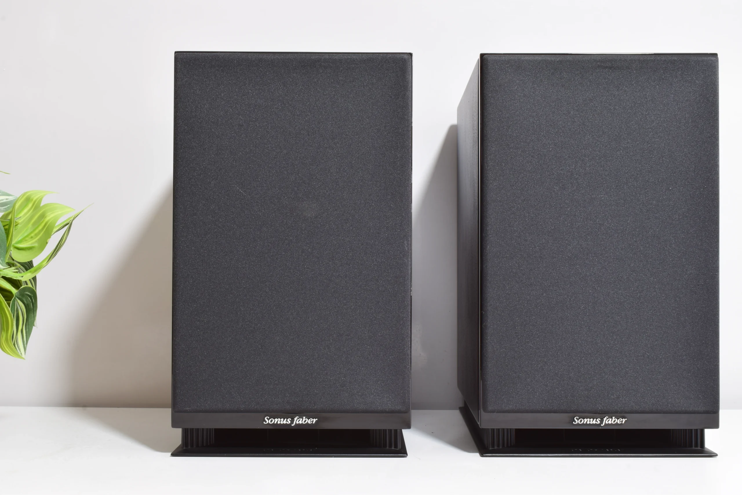SONUS FABER LUMINA II BOOKSHELF SPEAKERS. GLOSS BLACK LEATHER FINISH. 2 SONUS FABER LUMINA II BOOKSHELF SPEAKERS. GLOSS BLACK LEATHER FINISH. - Image 2