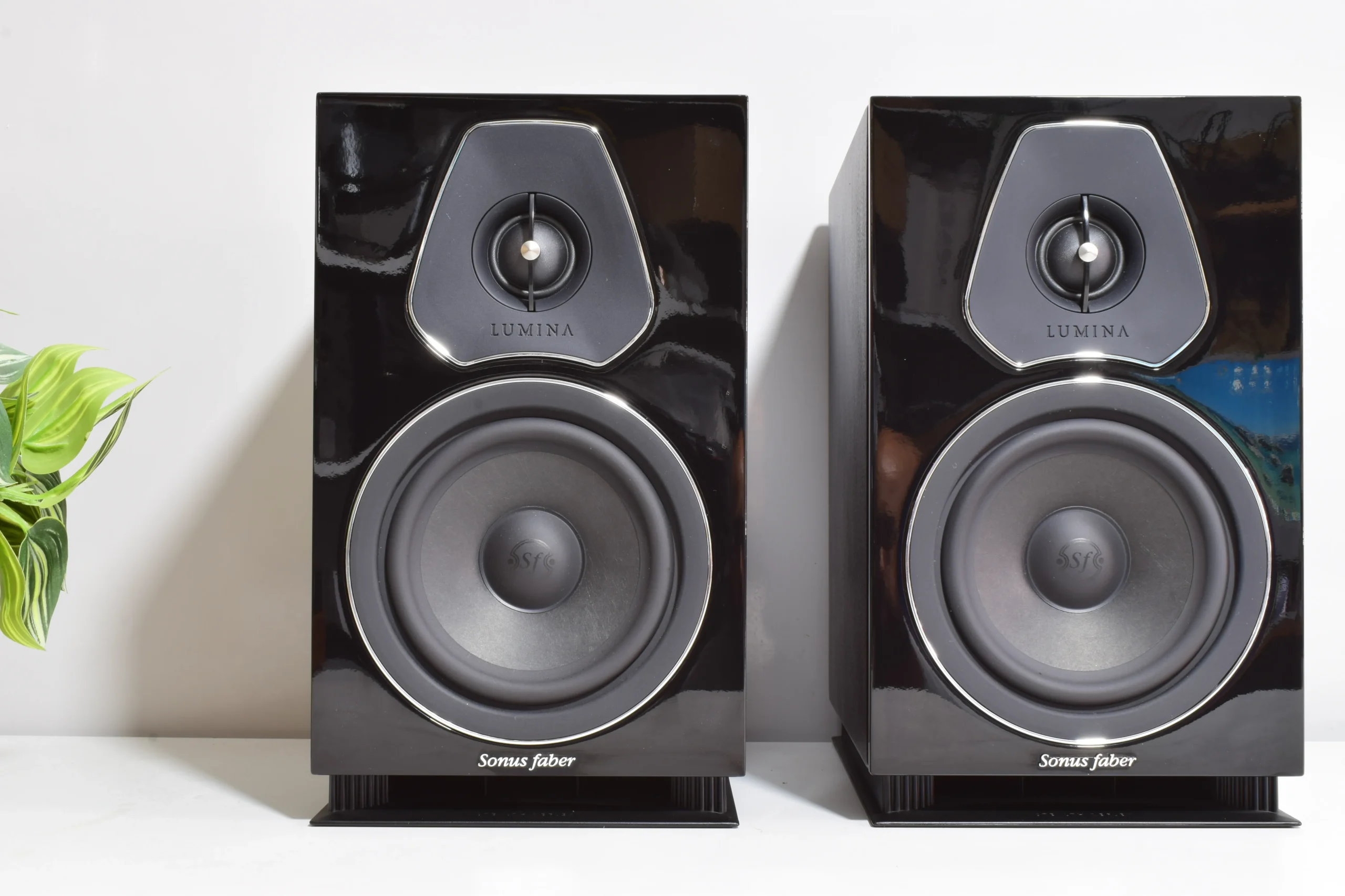 SONUS FABER LUMINA II BOOKSHELF SPEAKERS. GLOSS BLACK LEATHER FINISH. 1 SONUS FABER LUMINA II BOOKSHELF SPEAKERS. GLOSS BLACK LEATHER FINISH.