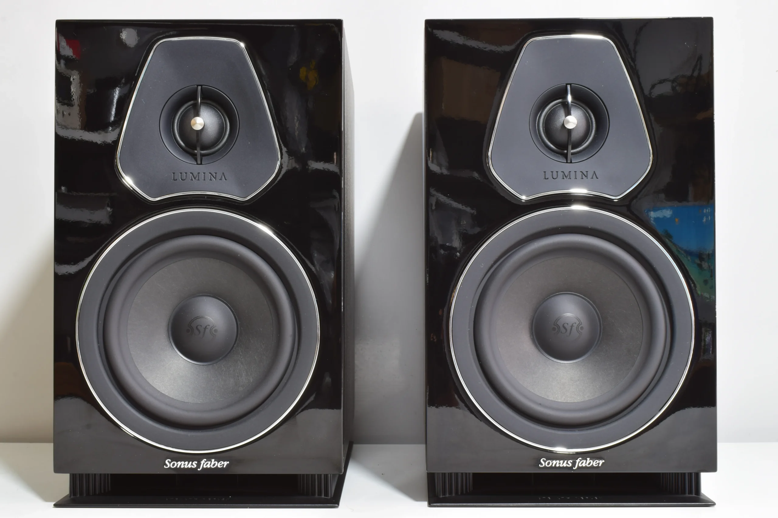 SONUS FABER LUMINA II BOOKSHELF SPEAKERS. GLOSS BLACK LEATHER FINISH. 3 SONUS FABER LUMINA II BOOKSHELF SPEAKERS. GLOSS BLACK LEATHER FINISH. - Image 3