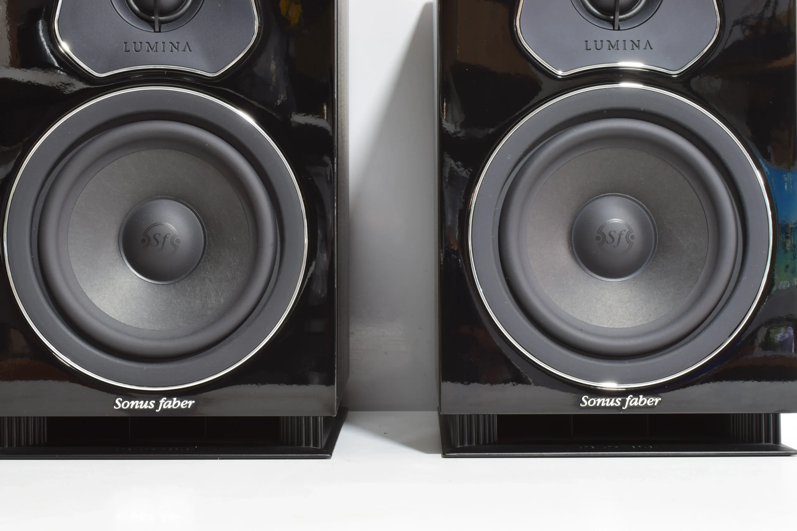 SONUS FABER LUMINA II BOOKSHELF SPEAKERS. GLOSS BLACK LEATHER FINISH. 4 SONUS FABER LUMINA II BOOKSHELF SPEAKERS. GLOSS BLACK LEATHER FINISH. - Image 4