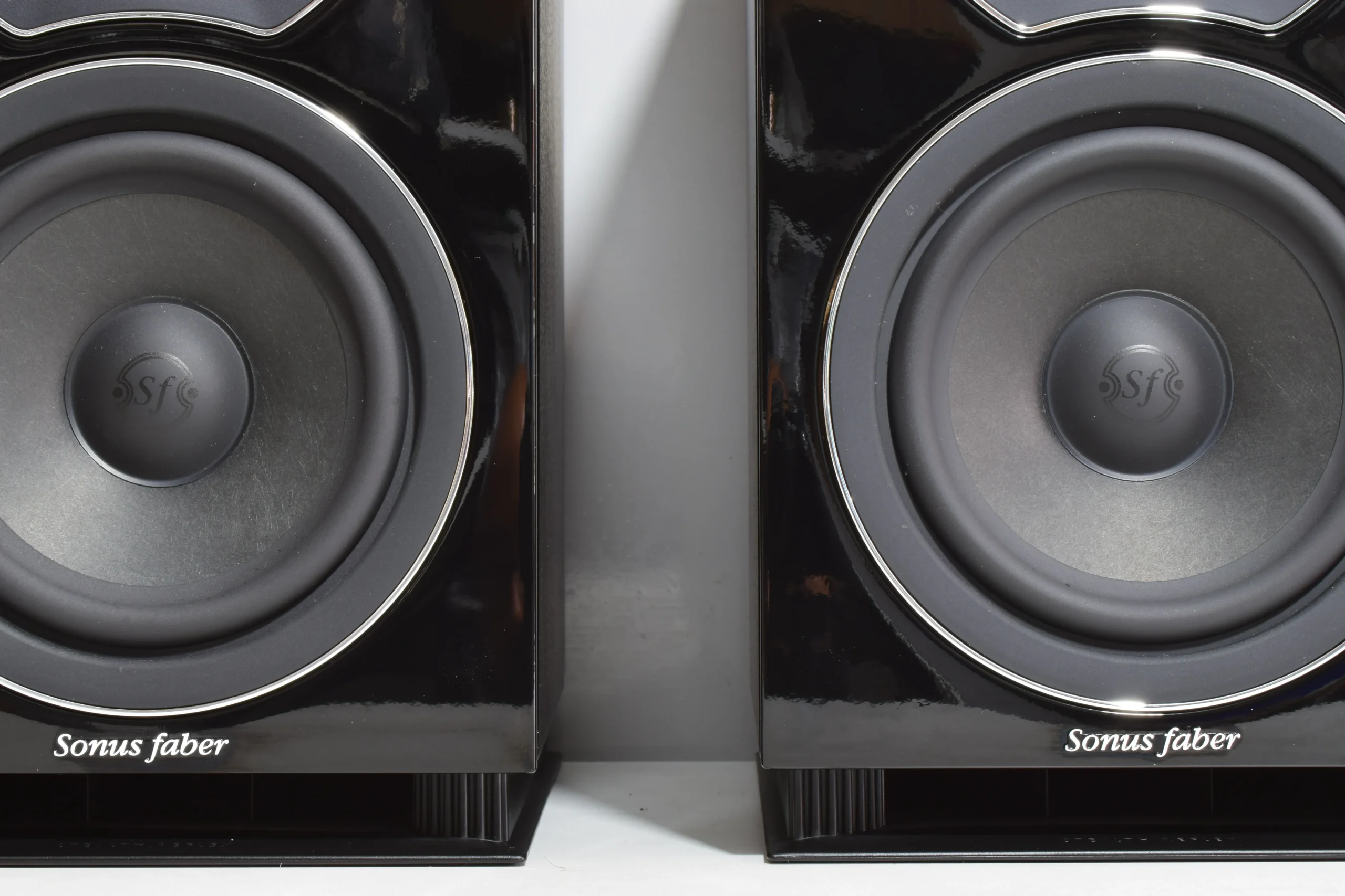 SONUS FABER LUMINA II BOOKSHELF SPEAKERS. GLOSS BLACK LEATHER FINISH. 5 SONUS FABER LUMINA II BOOKSHELF SPEAKERS. GLOSS BLACK LEATHER FINISH. - Image 5