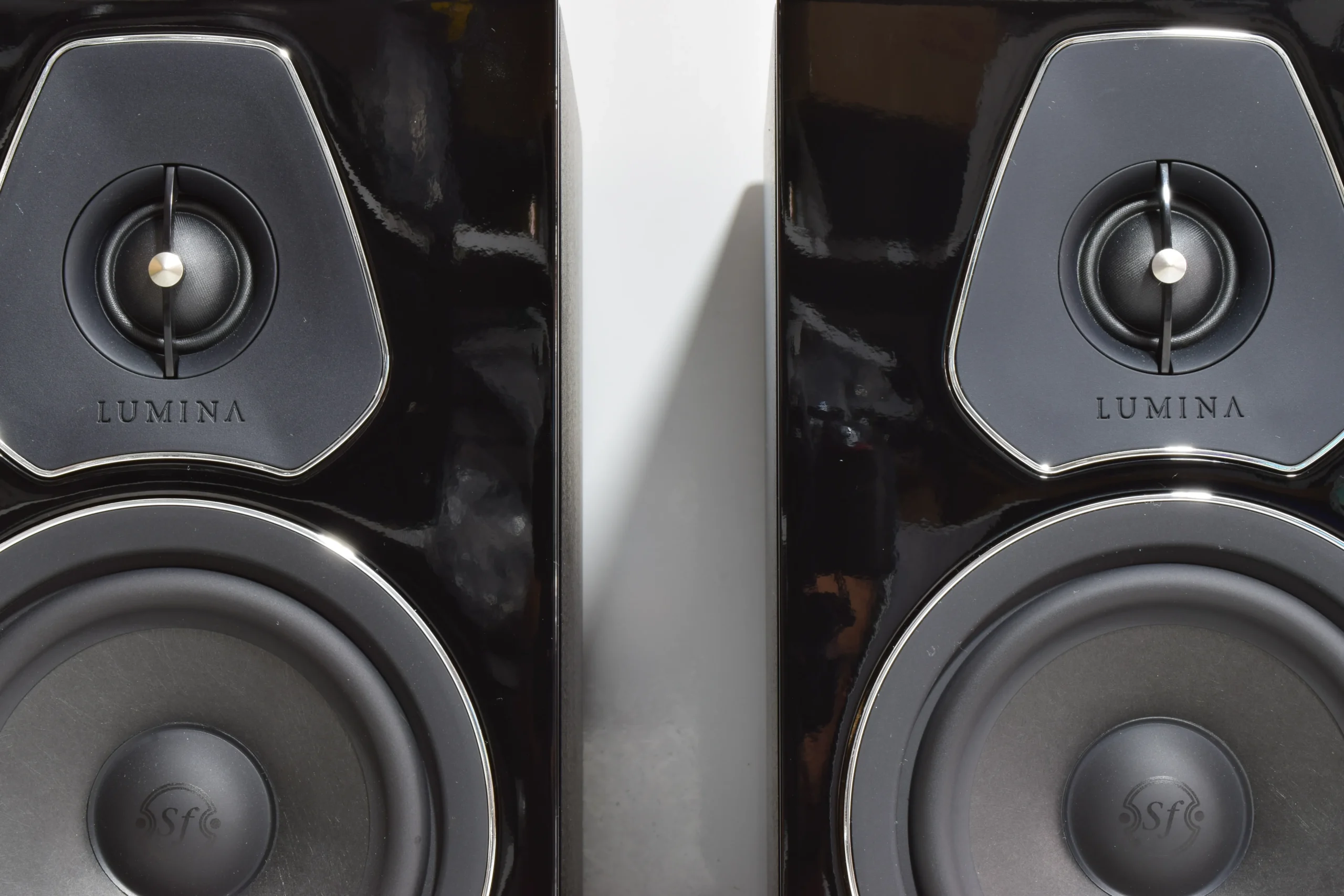 SONUS FABER LUMINA II BOOKSHELF SPEAKERS. GLOSS BLACK LEATHER FINISH. 6 SONUS FABER LUMINA II BOOKSHELF SPEAKERS. GLOSS BLACK LEATHER FINISH. - Image 6