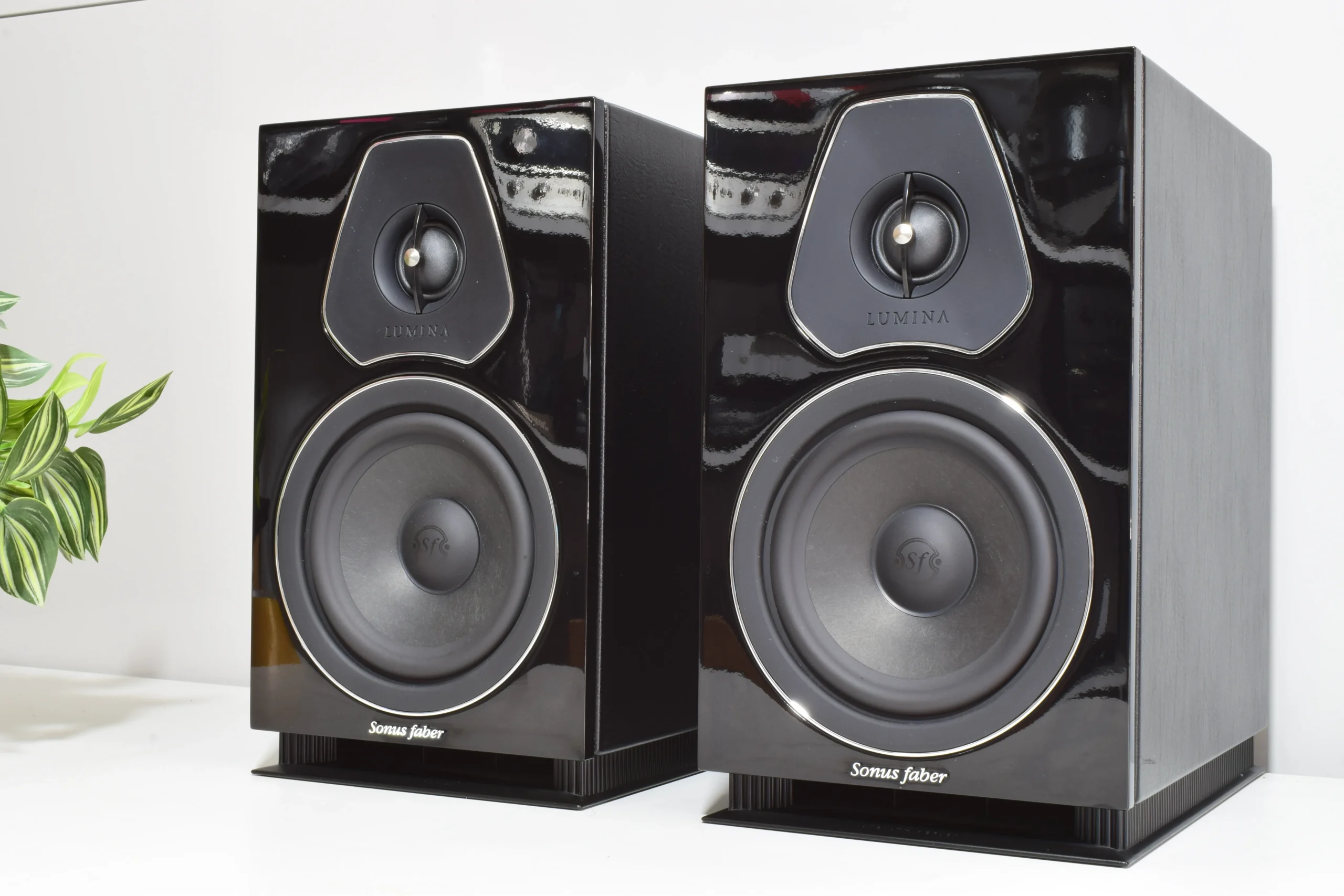 SONUS FABER LUMINA II BOOKSHELF SPEAKERS. GLOSS BLACK LEATHER FINISH. 7 SONUS FABER LUMINA II BOOKSHELF SPEAKERS. GLOSS BLACK LEATHER FINISH. - Image 7