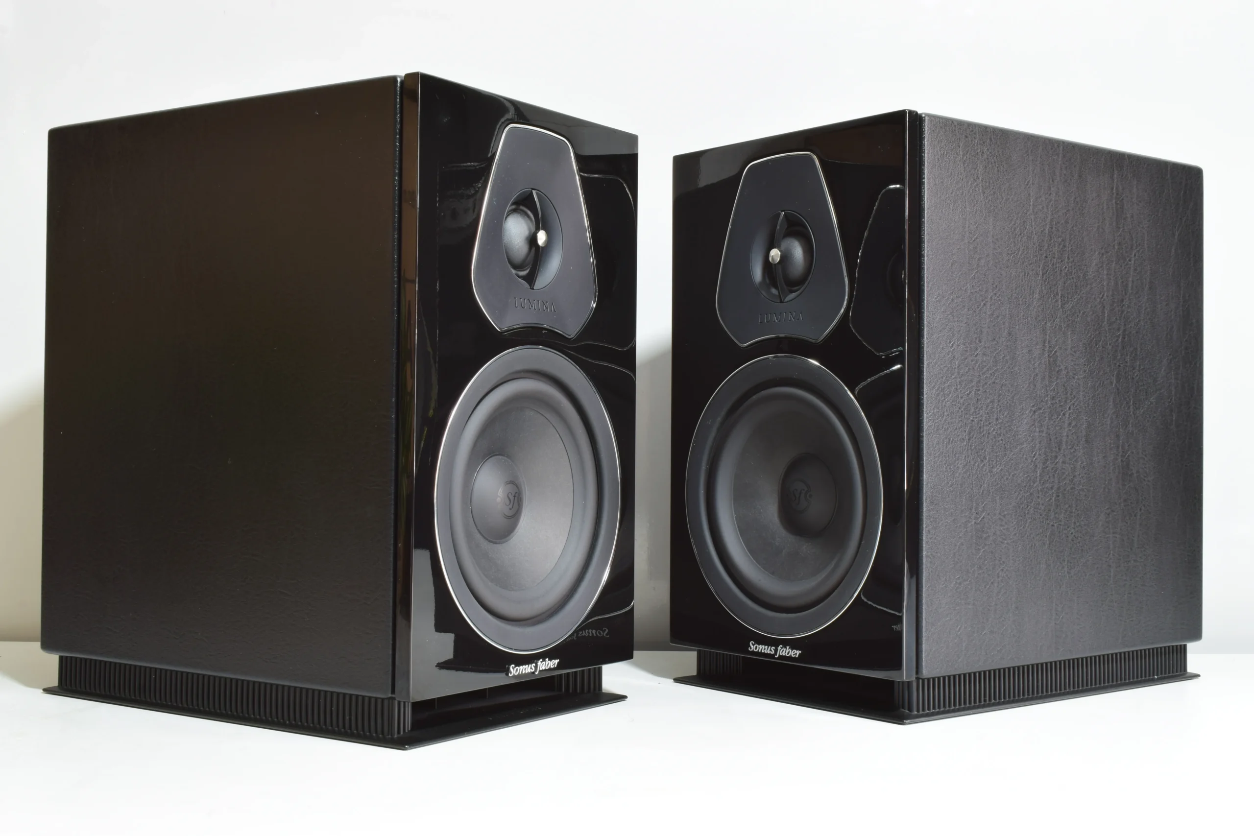 SONUS FABER LUMINA II BOOKSHELF SPEAKERS. GLOSS BLACK LEATHER FINISH. 12 SONUS FABER LUMINA II BOOKSHELF SPEAKERS. GLOSS BLACK LEATHER FINISH. - Image 12