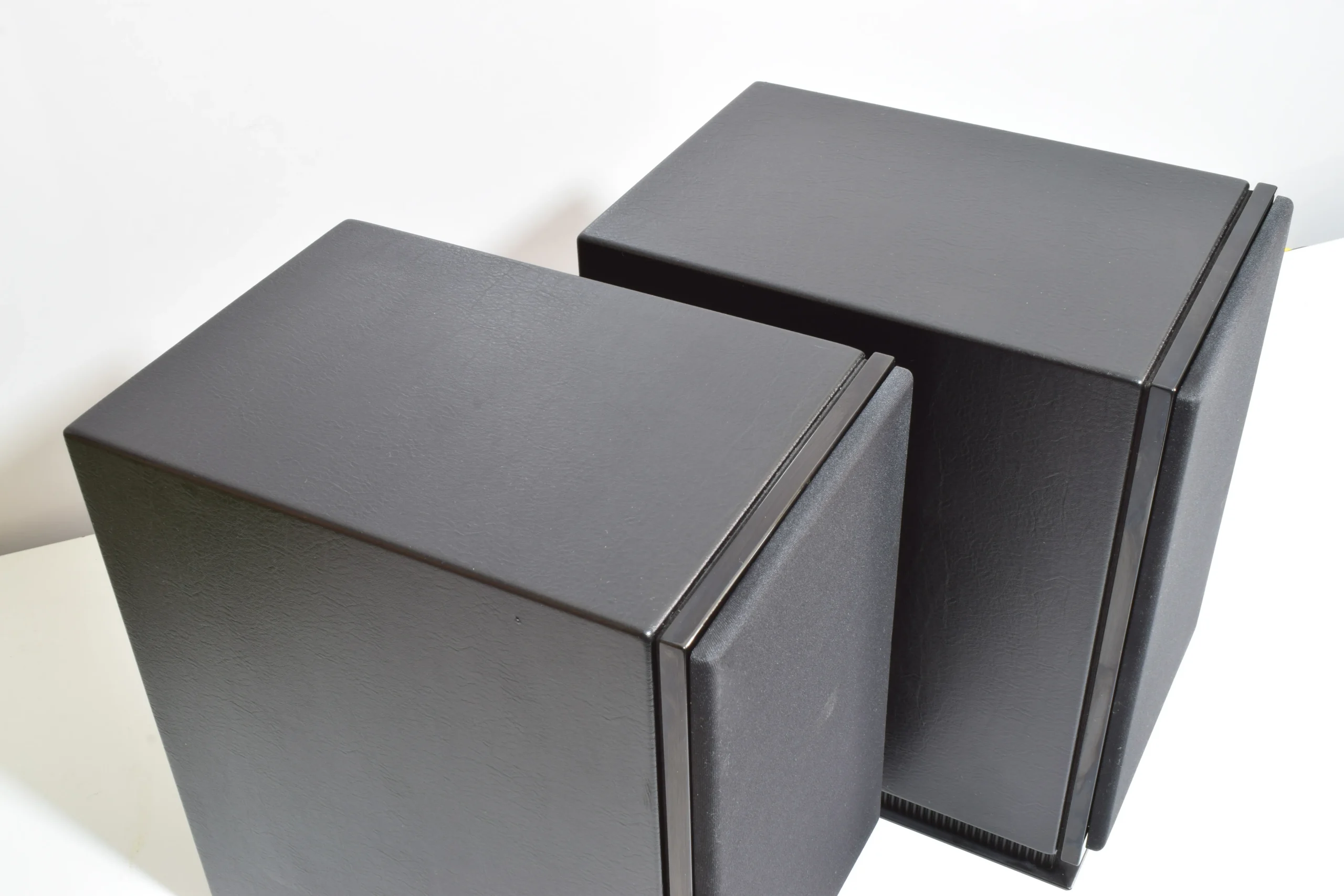 SONUS FABER LUMINA II BOOKSHELF SPEAKERS. GLOSS BLACK LEATHER FINISH. 13 SONUS FABER LUMINA II BOOKSHELF SPEAKERS. GLOSS BLACK LEATHER FINISH. - Image 13