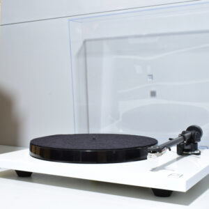 Second Hand Hi Fi 2 REGA PLANAR 1 TURNTABLE WITH CARBON REGA CARTRIDGE. WHITE. EXCELLENT CONDITION.