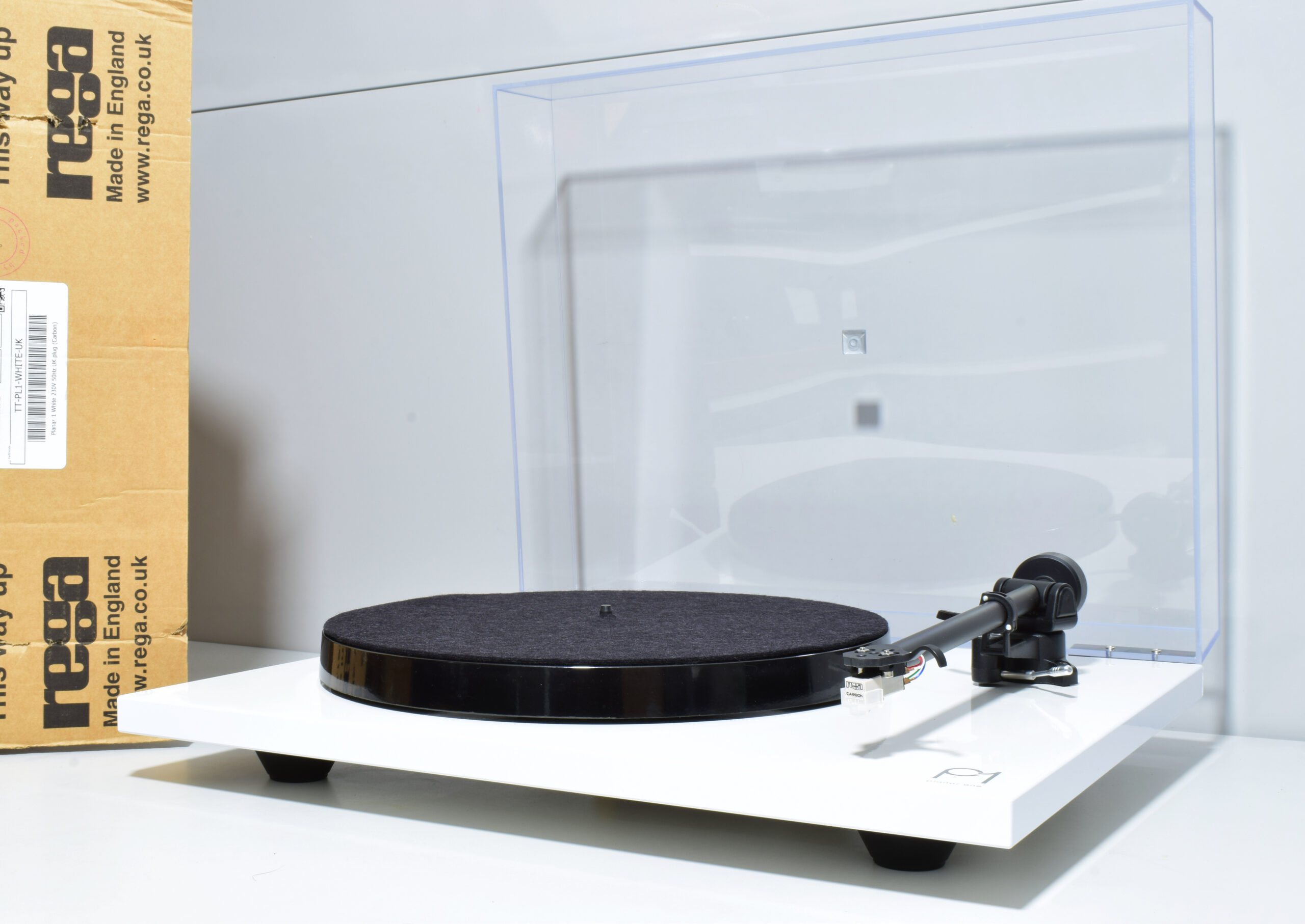 REGA PLANAR 1 TURNTABLE WITH CARBON REGA CARTRIDGE. WHITE. EXCELLENT CONDITION. 1 REGA PLANAR 1 TURNTABLE WITH CARBON REGA CARTRIDGE. WHITE. EXCELLENT CONDITION.
