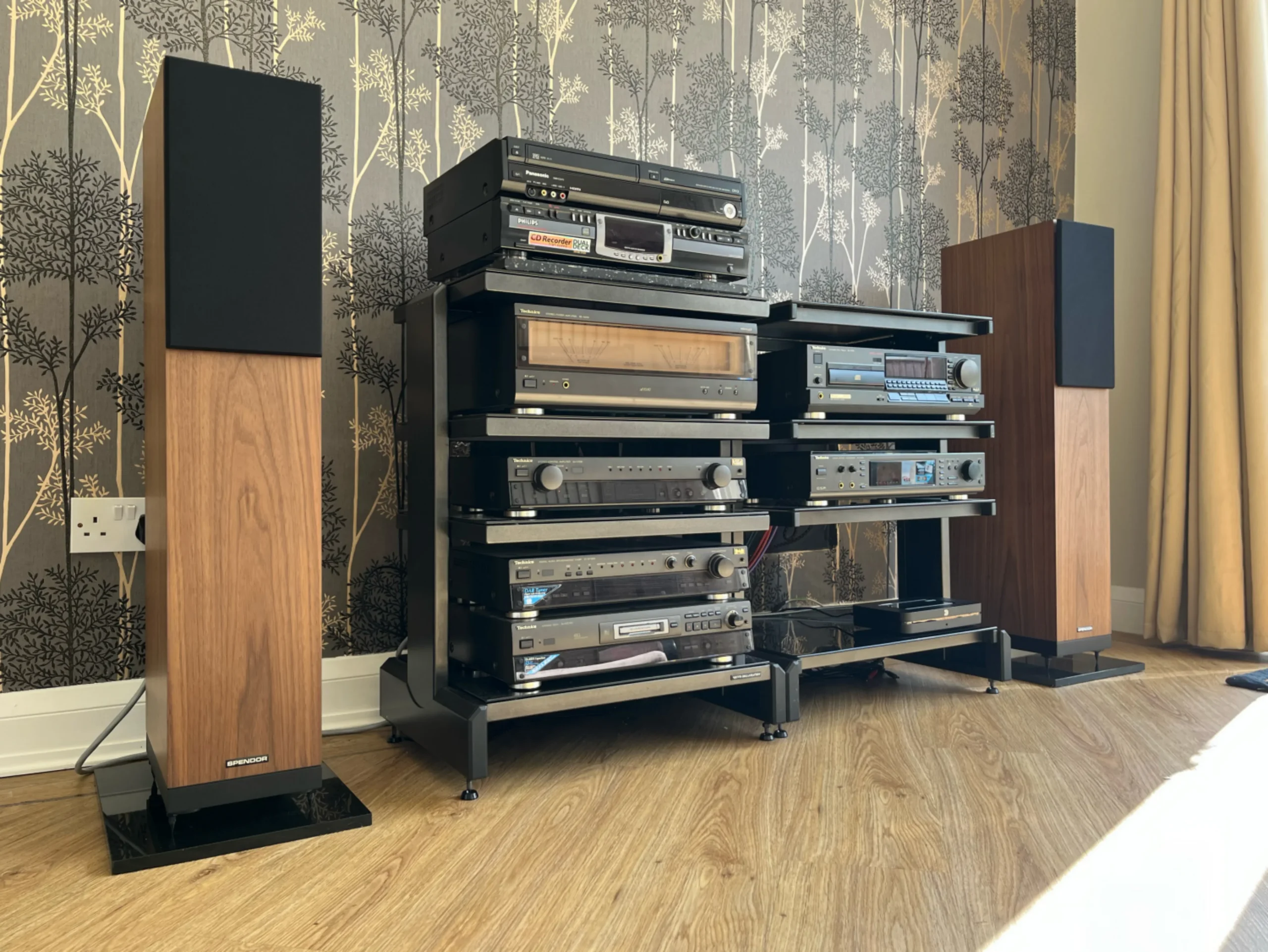SPENDOR A7.2 FLOOR STANDING SPEAKERS IN WALNUT. STUNNING SOUND. BOXED. MINT. 1 SPENDOR A7.2 FLOOR STANDING SPEAKERS IN WALNUT. STUNNING SOUND. BOXED. MINT.