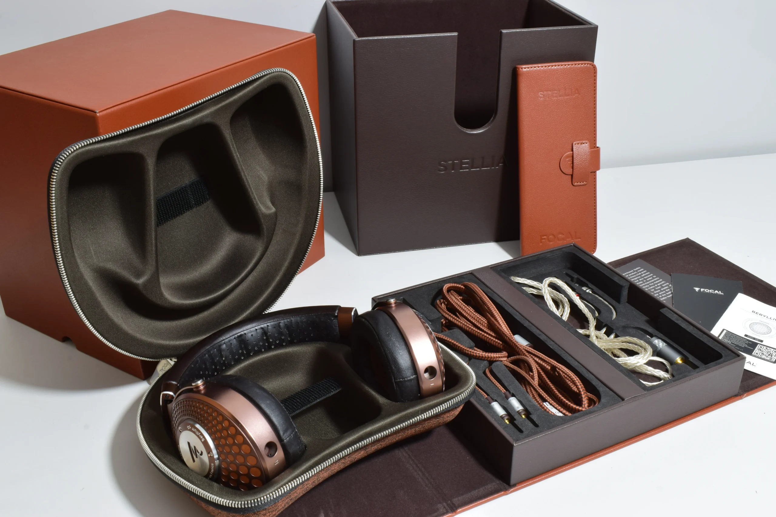 FOCAL STELLIA REFERENCE CLOSED-BACK HI FI HEADPHONES. BERYLLIUM DRIVERS. 1 FOCAL STELLIA REFERENCE CLOSED-BACK HI FI HEADPHONES. BERYLLIUM DRIVERS.