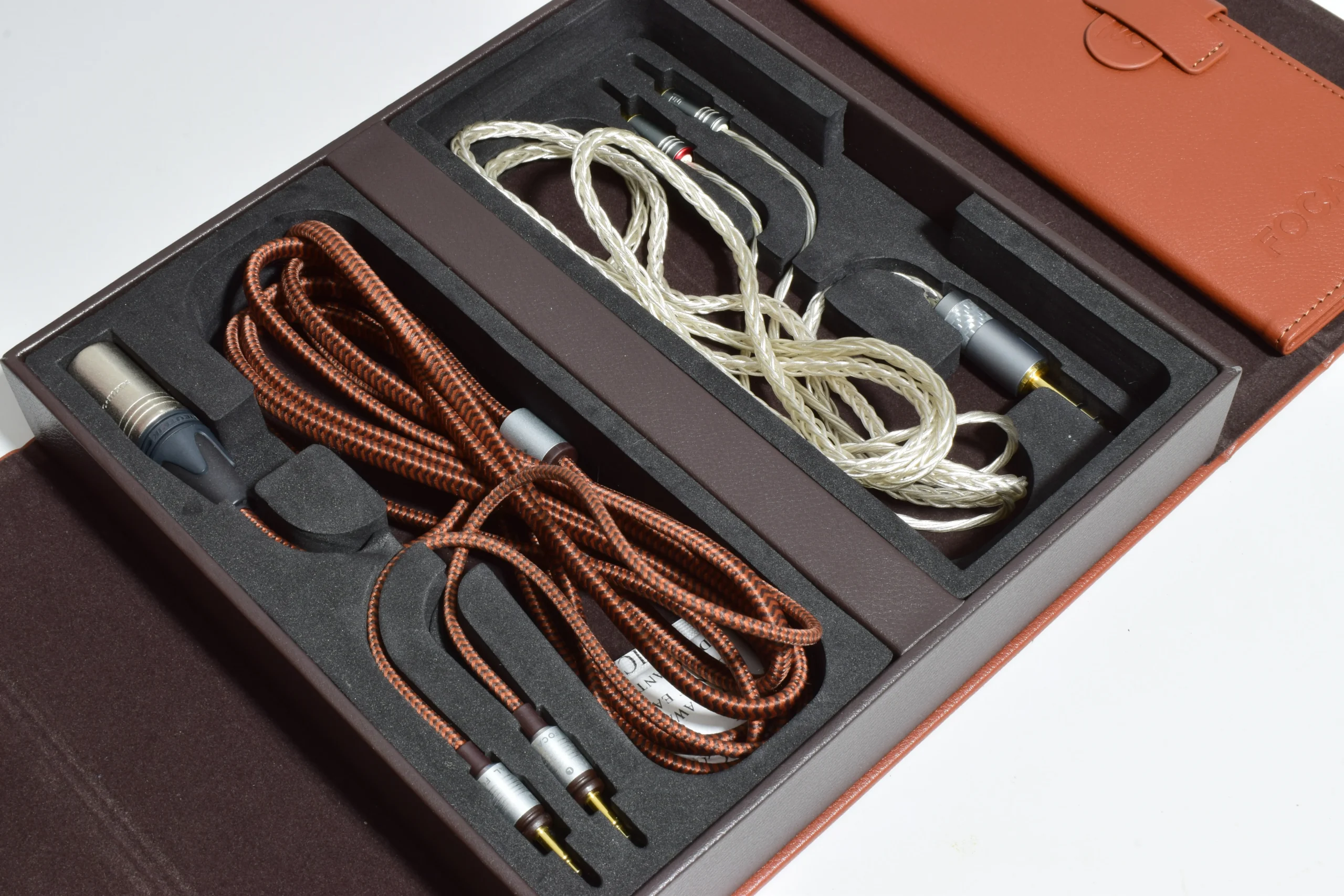 FOCAL STELLIA REFERENCE CLOSED-BACK HI FI HEADPHONES. BERYLLIUM DRIVERS. 3 FOCAL STELLIA REFERENCE CLOSED-BACK HI FI HEADPHONES. BERYLLIUM DRIVERS. - Image 3