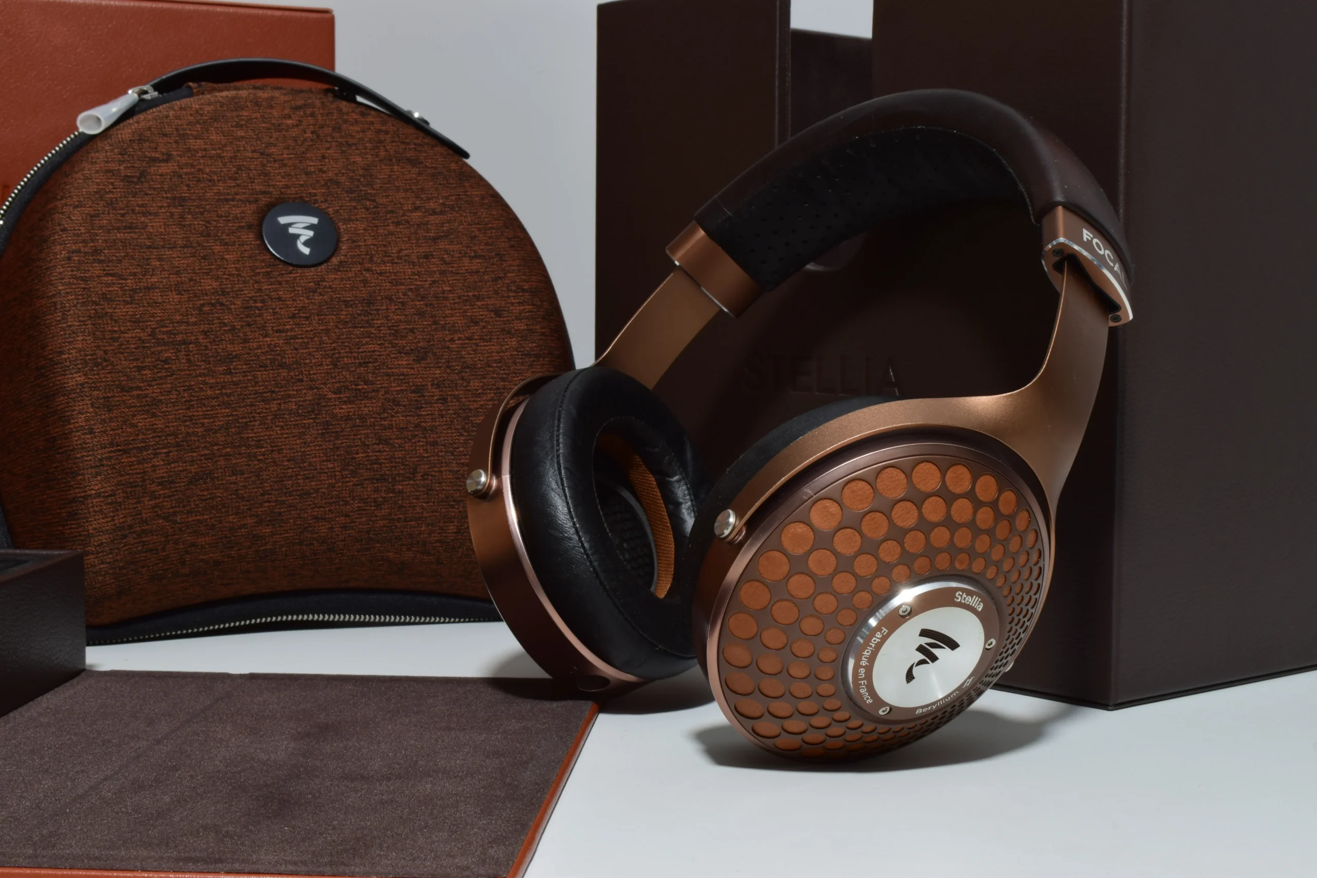 FOCAL STELLIA REFERENCE CLOSED-BACK HI FI HEADPHONES. BERYLLIUM DRIVERS. 2 FOCAL STELLIA REFERENCE CLOSED-BACK HI FI HEADPHONES. BERYLLIUM DRIVERS. - Image 2