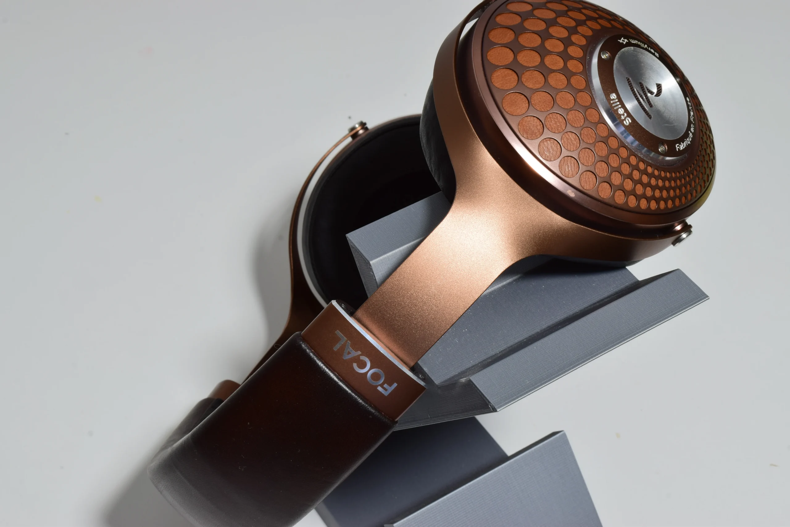 FOCAL STELLIA REFERENCE CLOSED-BACK HI FI HEADPHONES. BERYLLIUM DRIVERS. 17 FOCAL STELLIA REFERENCE CLOSED-BACK HI FI HEADPHONES. BERYLLIUM DRIVERS. - Image 17