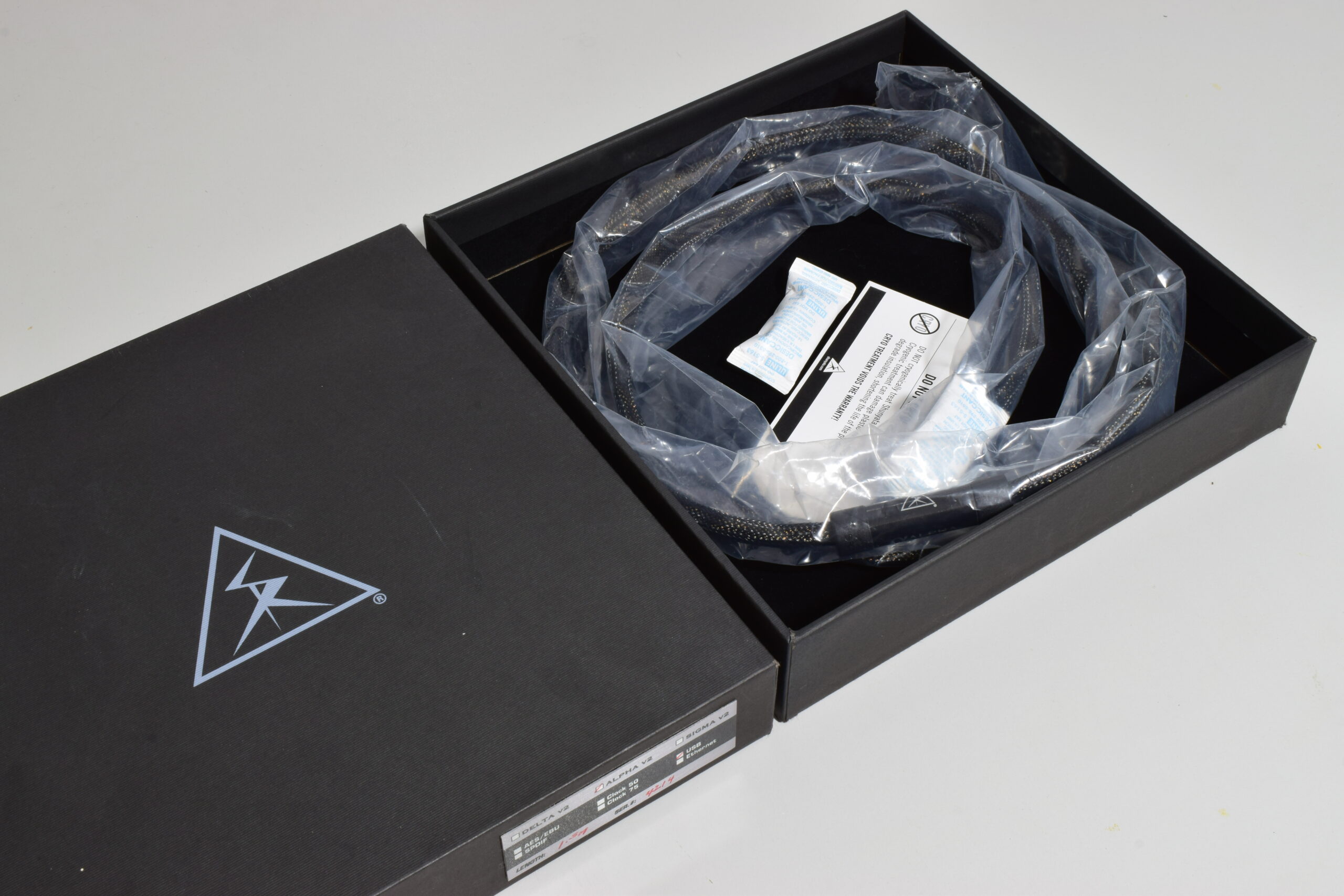 BOXED SHUNYATA RESEARCH ALPHA V2 USB TYPE A TO USB TYPE B. 1.5M. PREMIUM, AUDIOPHILE GRADE. 1 BOXED SHUNYATA RESEARCH ALPHA V2 USB TYPE A TO USB TYPE B. 1.5M. PREMIUM, AUDIOPHILE GRADE.